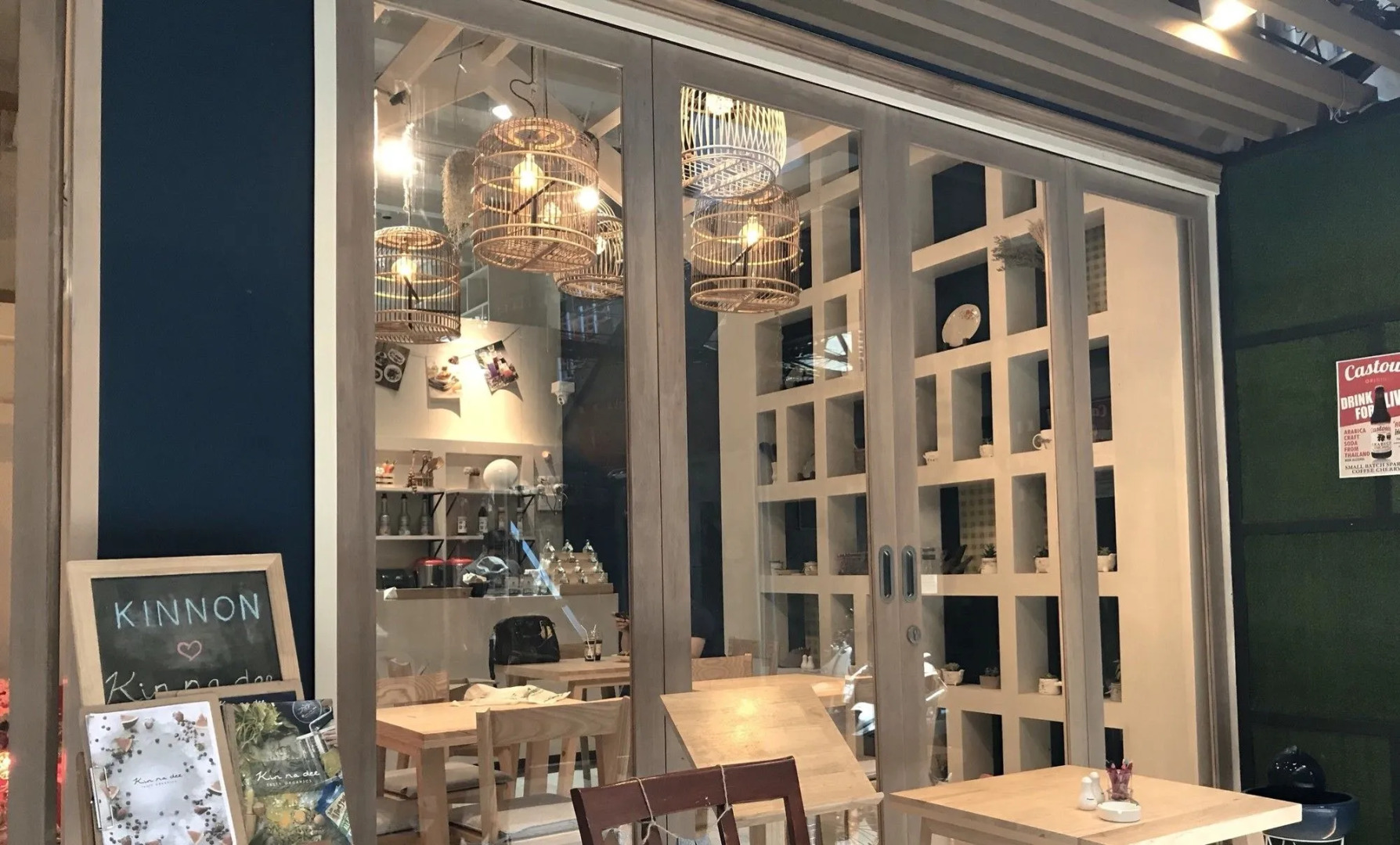 Kinnon Deluxe Hostel Coworking Cafe