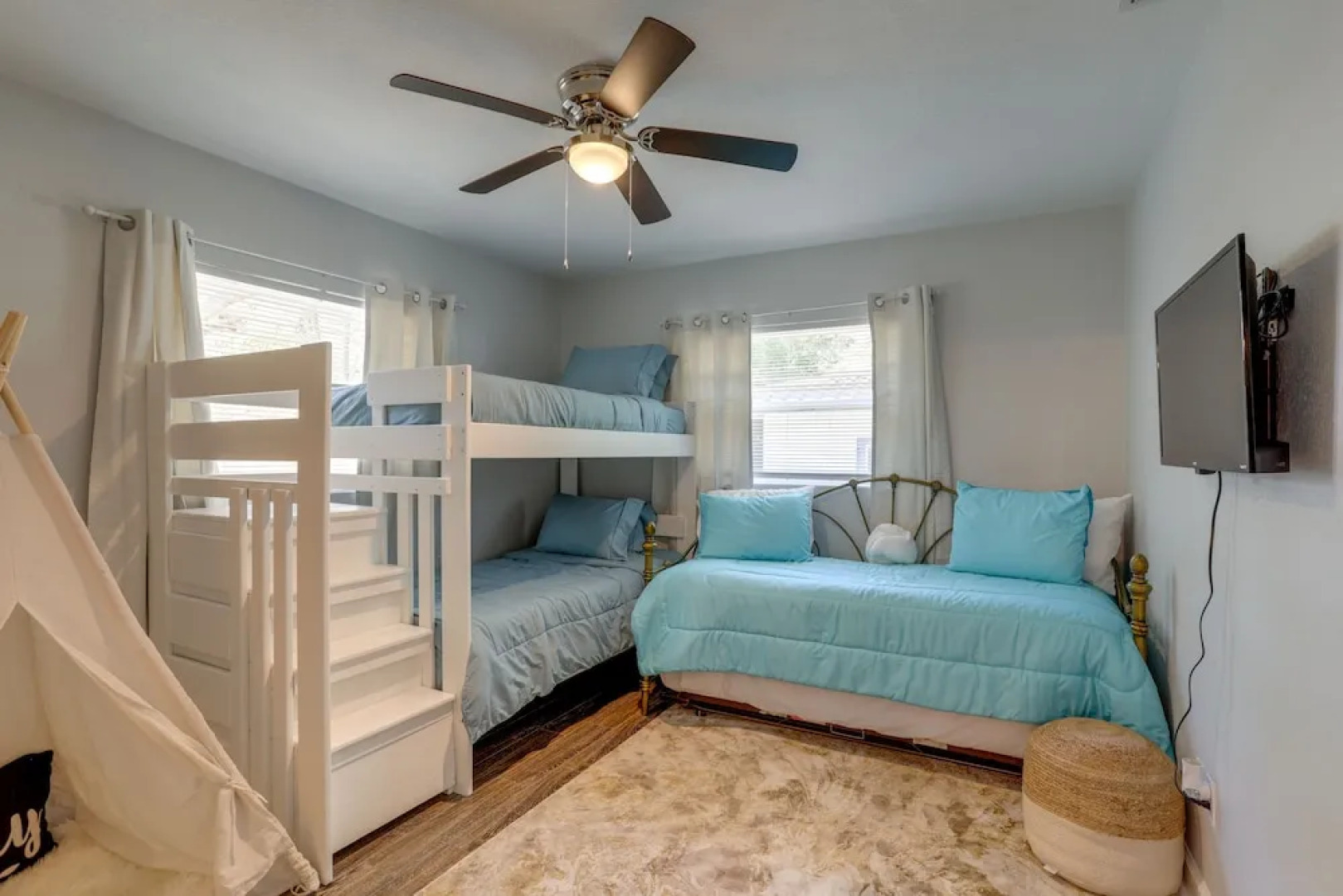 Pet-friendly Largo Escape w/ Fire Pit!