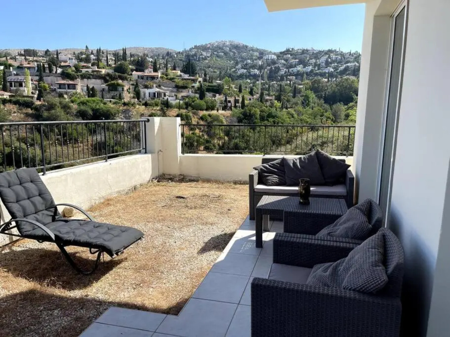 2 bed apt mountains and costal views with pool