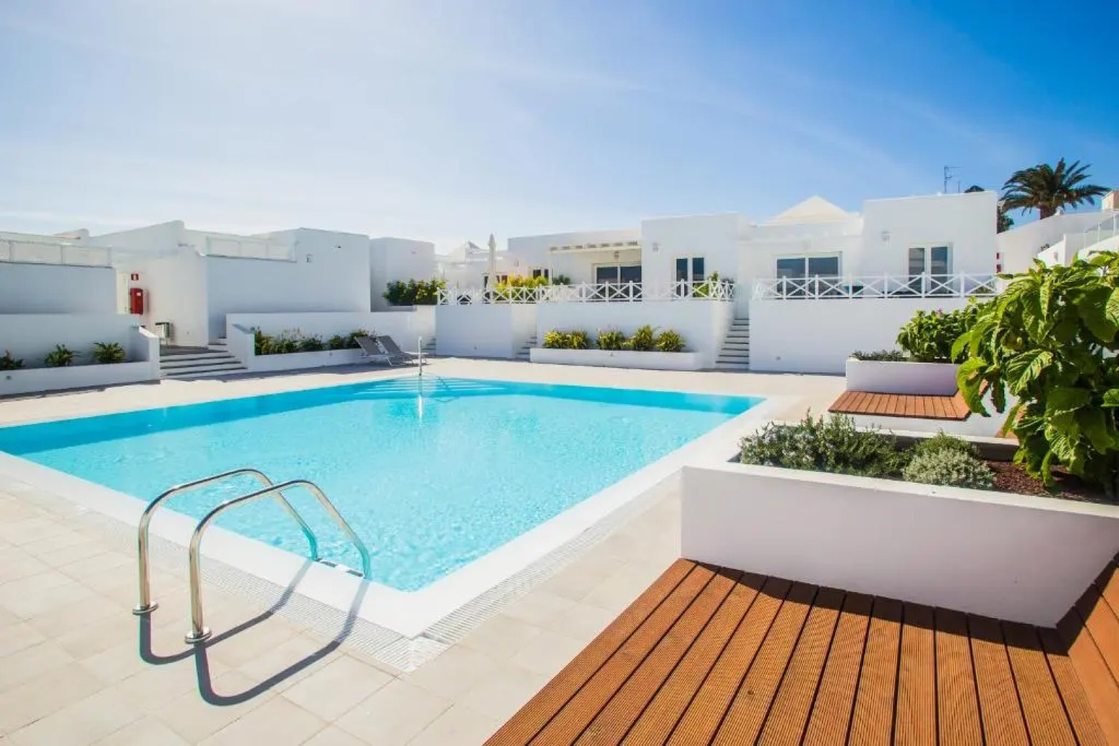 Flower Beach Suite 7