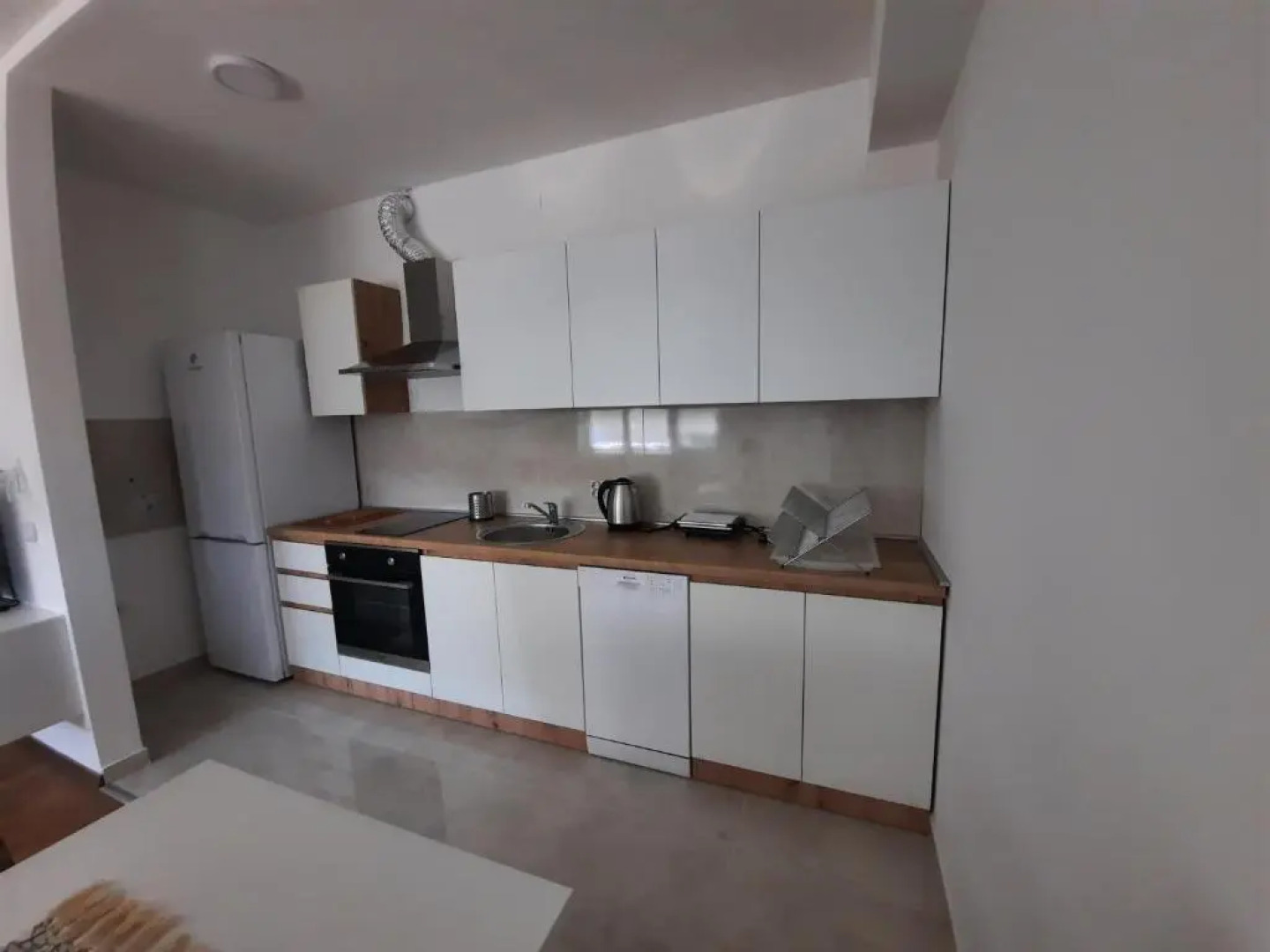 New modern 1 bedroom apartment with free parking