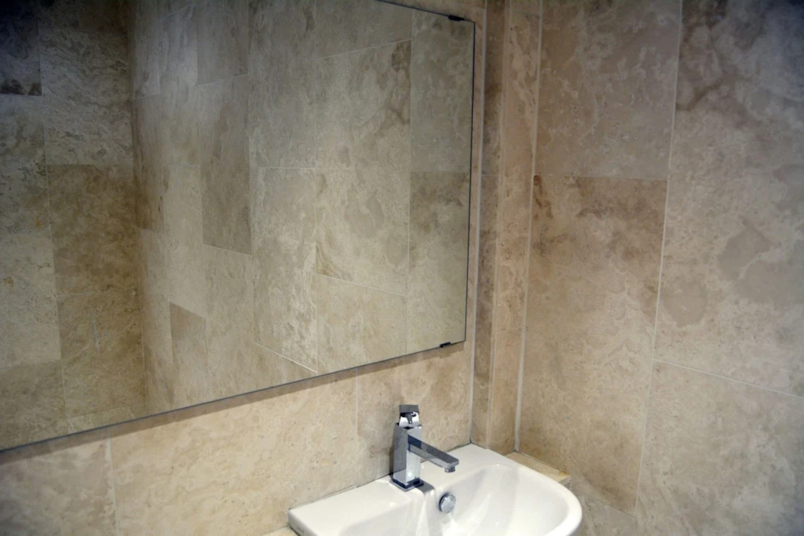 Stylish New England lakeside retreat in the Cotswold Water Park with hot tub