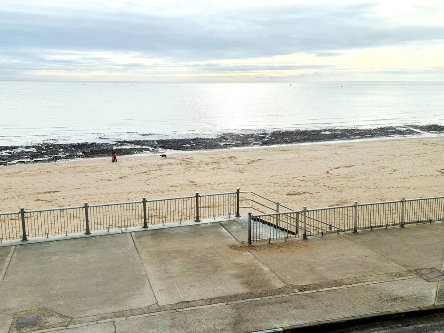 Shore Thing - Beachfront Apartment - Sleeps 4