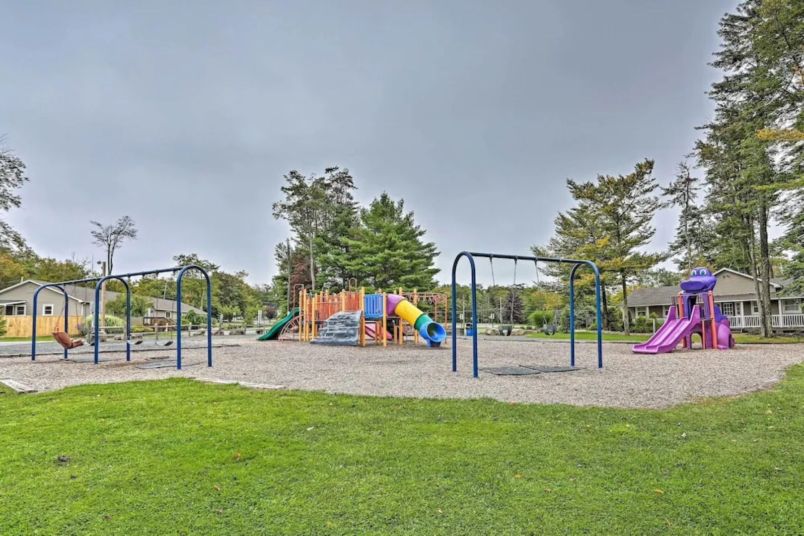 15 Mi to Camelback Ski Resort: Home w/ Deck!