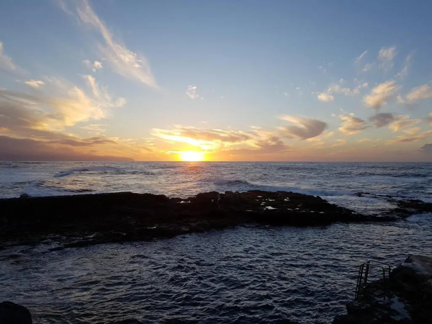 Valle, montañas y mar cristalino
