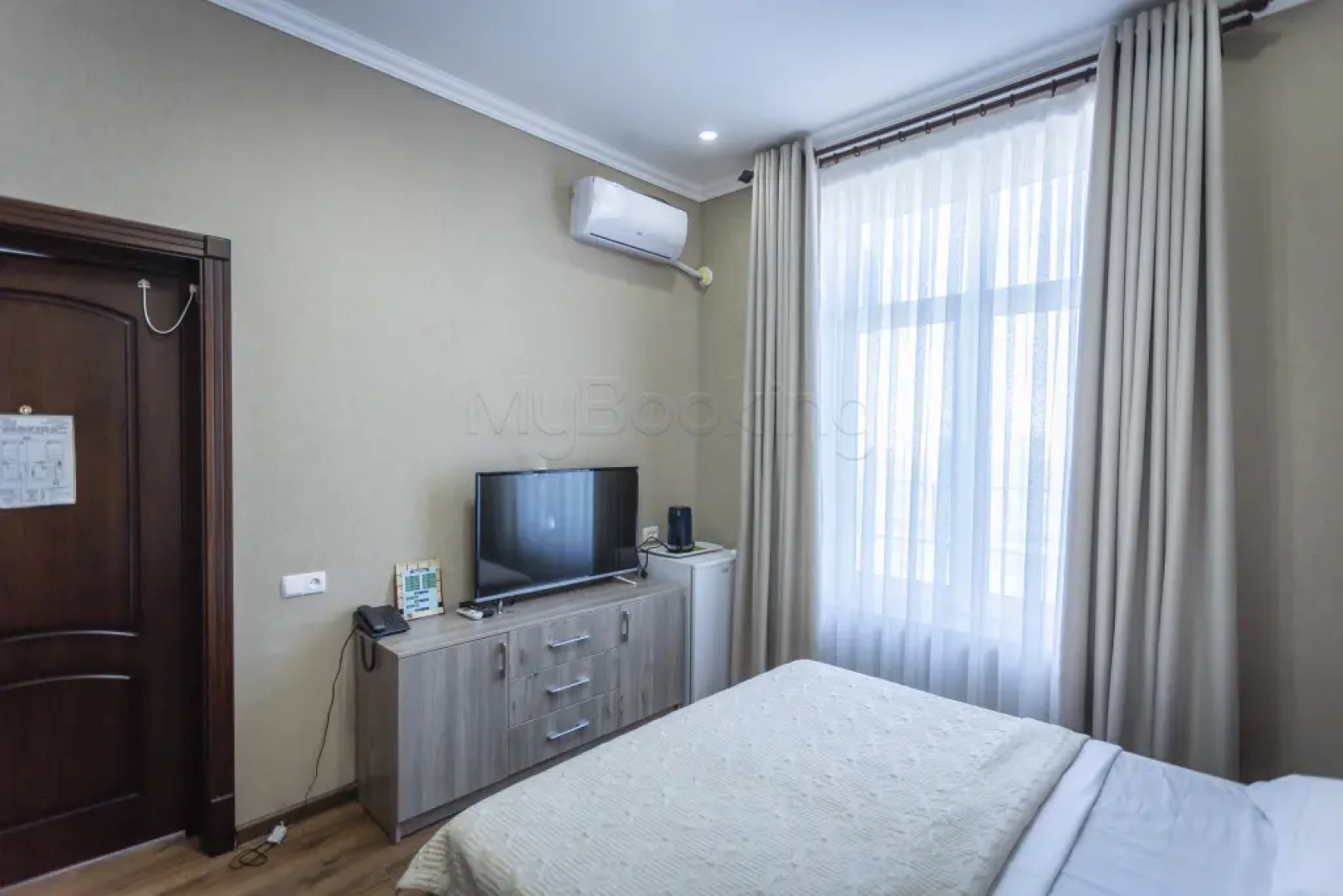 Lake House Resort hotel