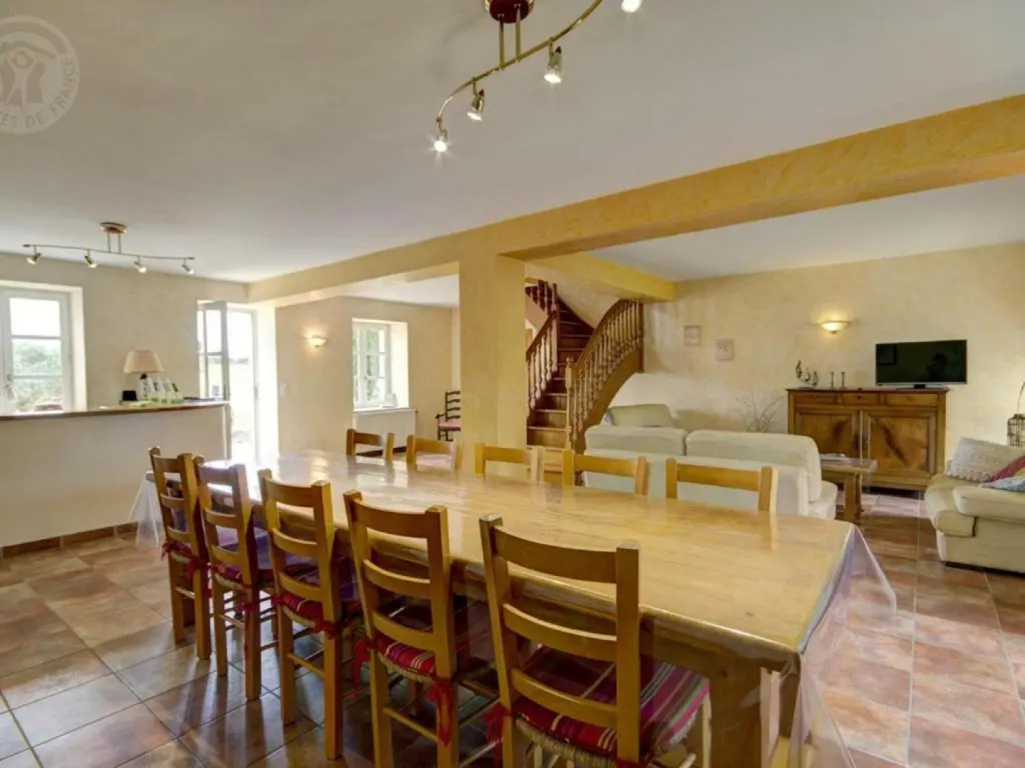 Gîte Chalain-le-Comtal, 5 pièces, 10 personnes - FR-1-496-48