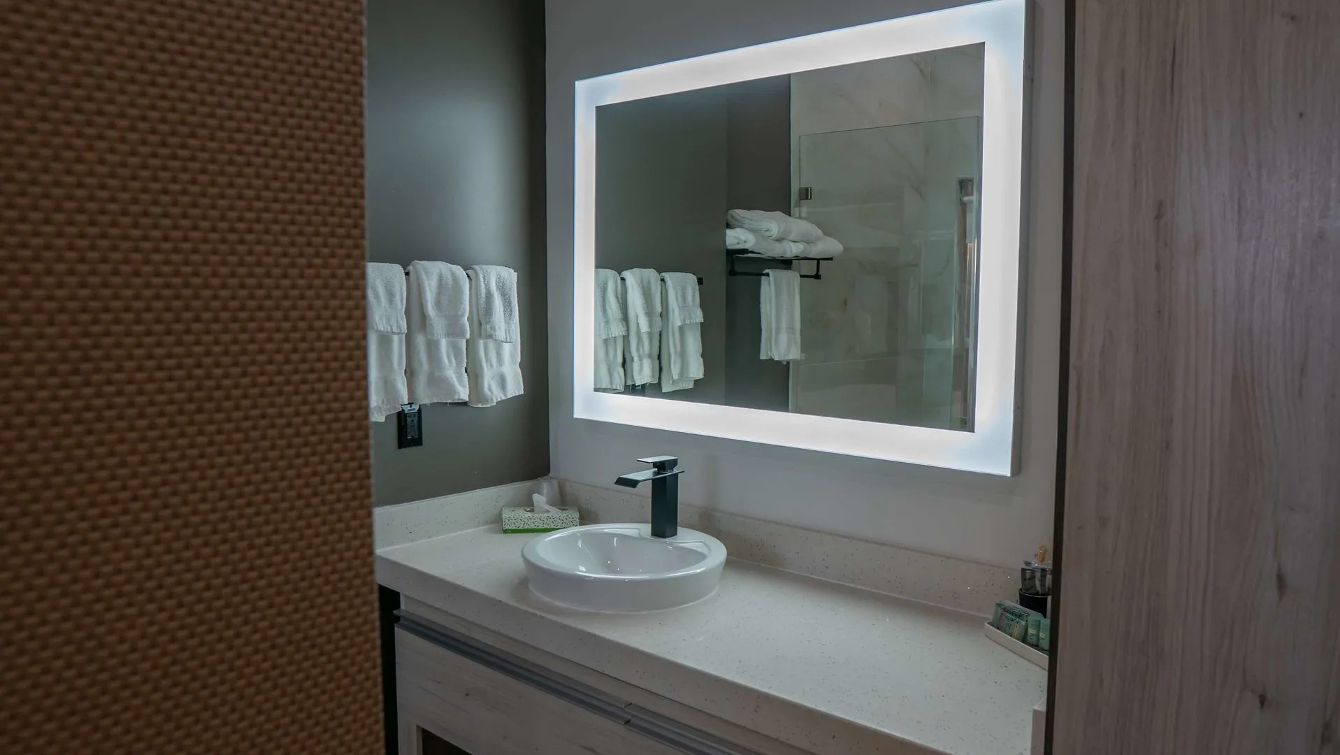 Comfeeni Inn and Suites