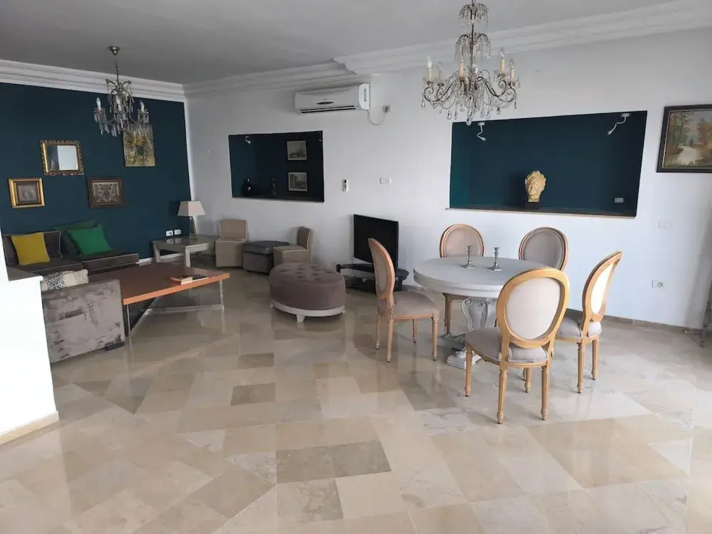 Stylish villa avec parking et piscine