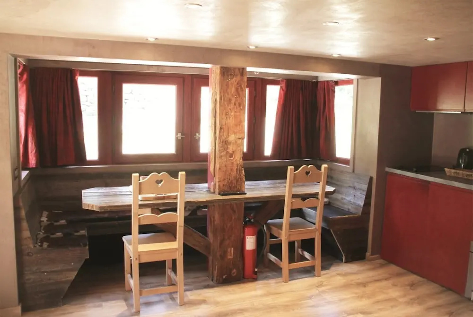 Cosy, 2-bedroom Chalet With Mountain Views Minutes From the Slopes!