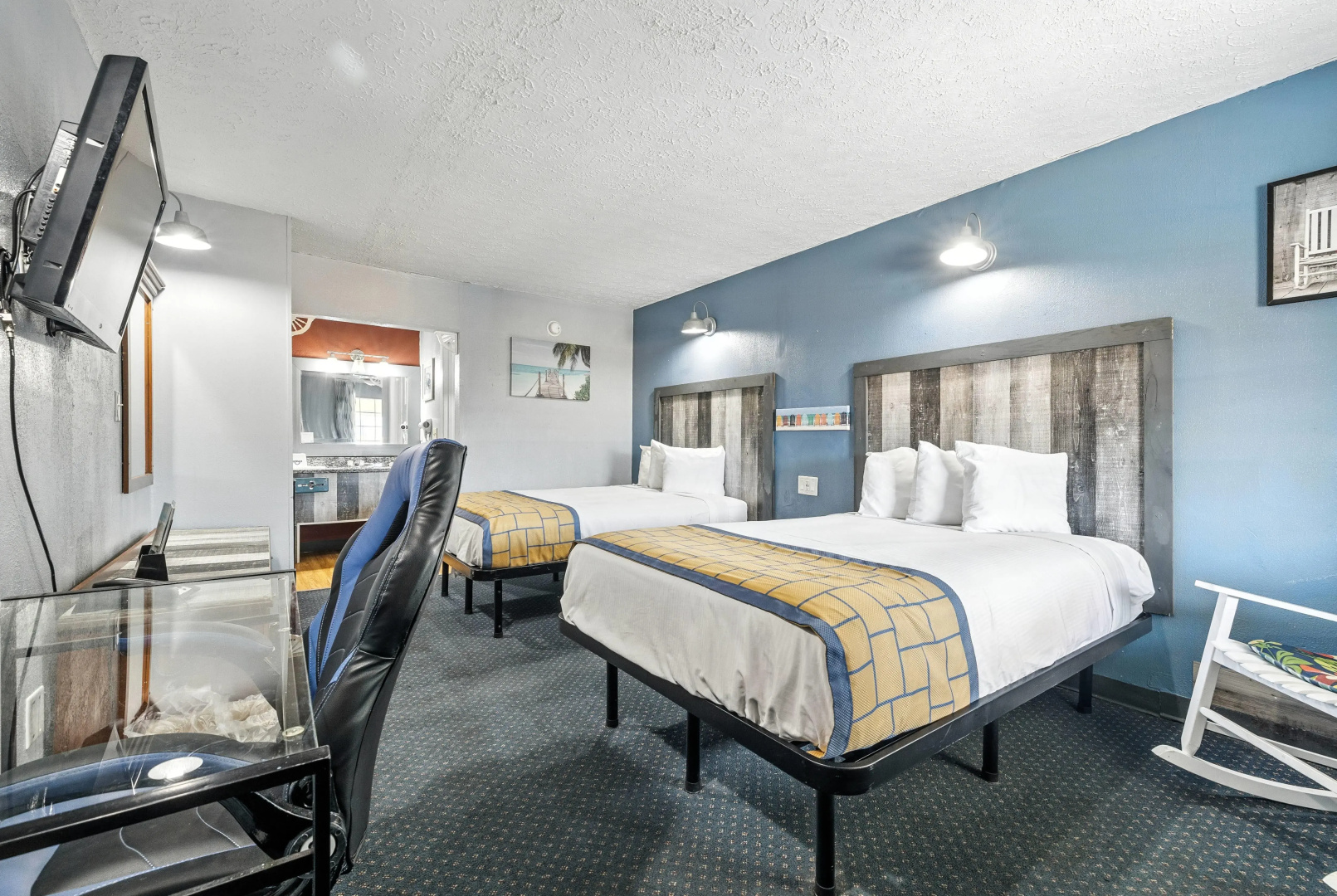 Days Inn & Suites by Wyndham Terre Haute