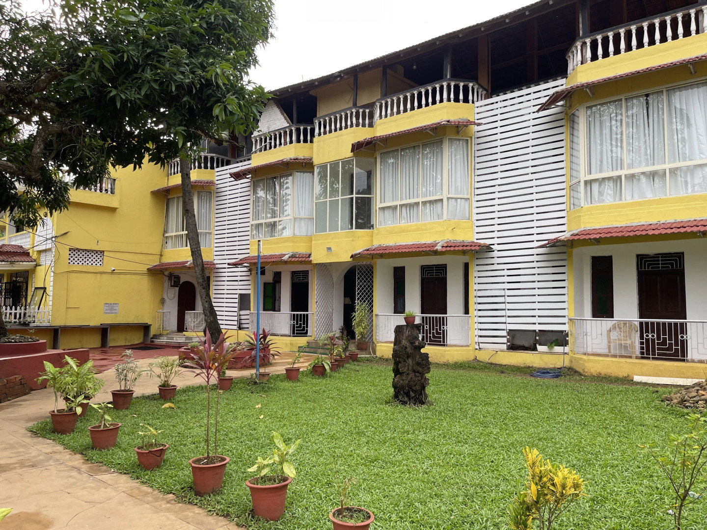 Salotel- near Mae De Deus Church