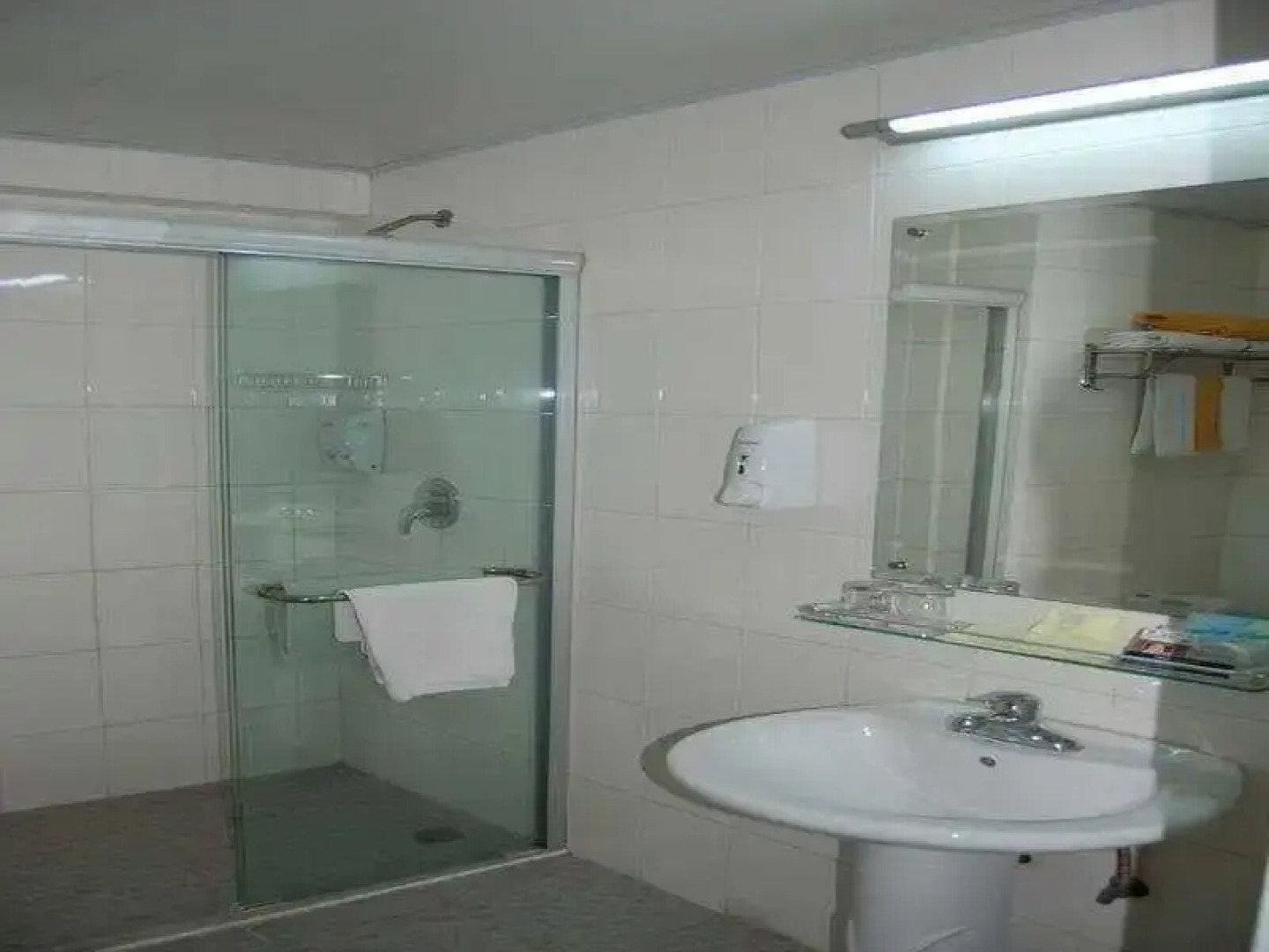 Shanghai Lakeside Holiday Inn Hotel