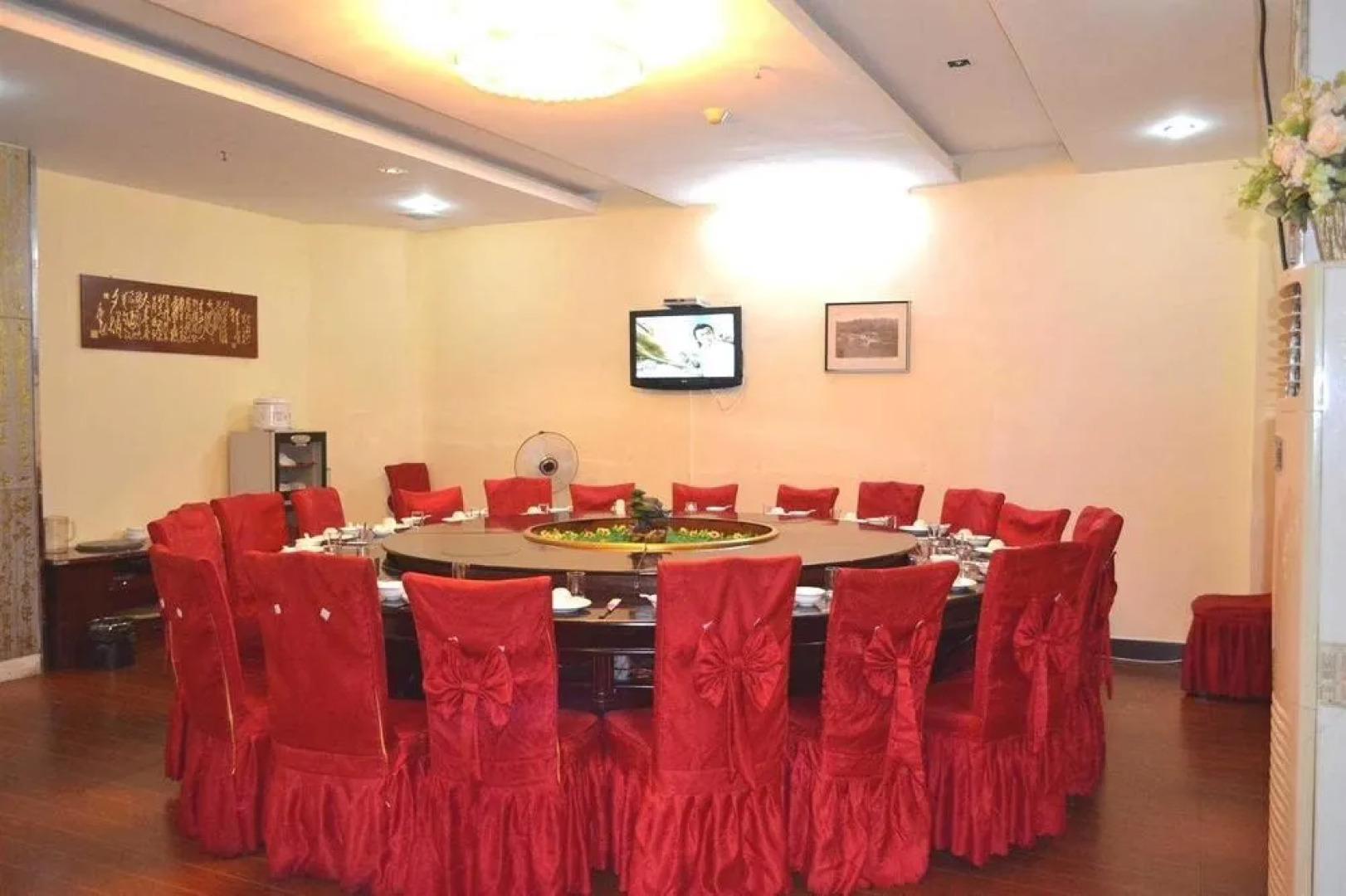 东兴王朝大酒店