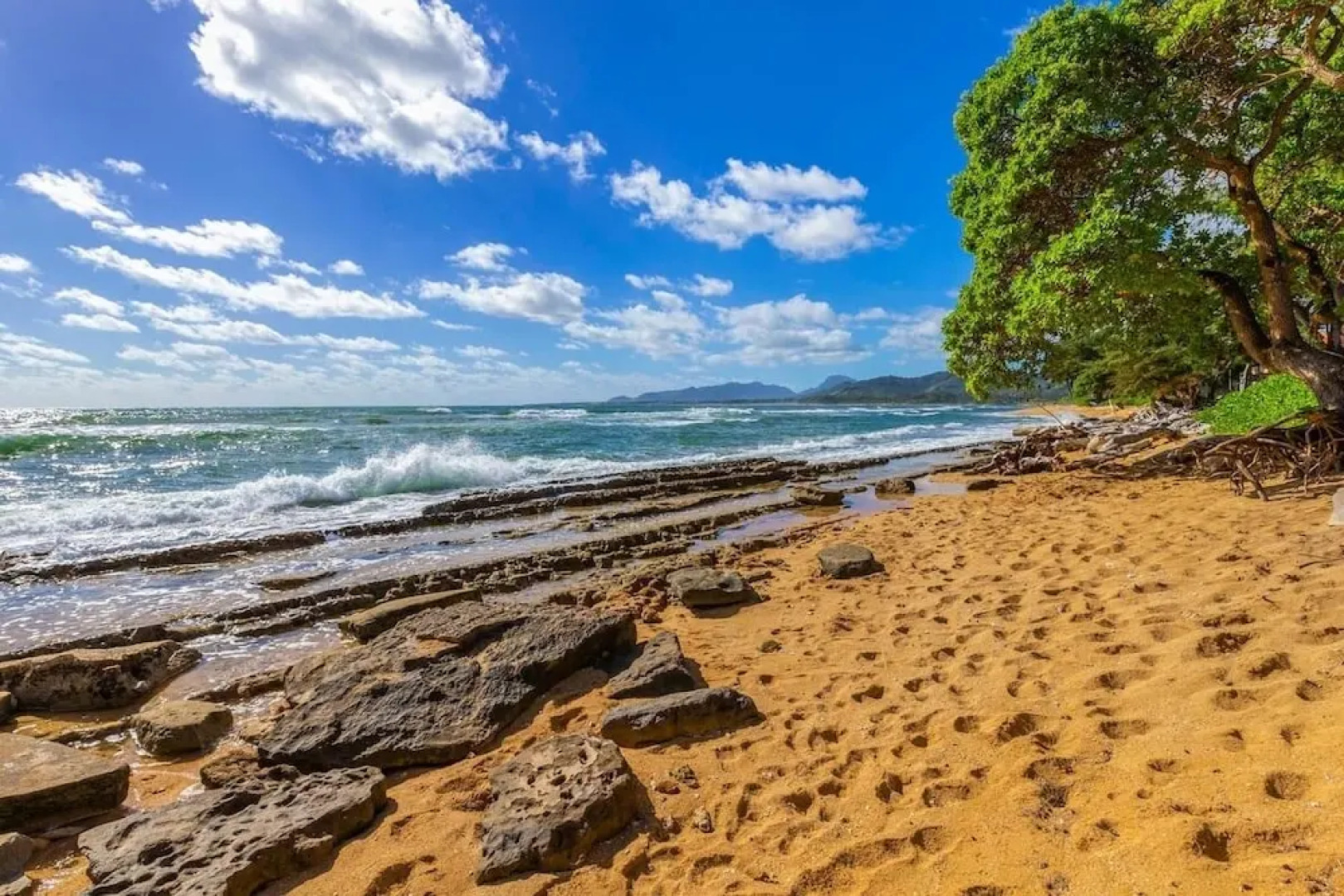 Beautifully Upgraded, Full Kitchen, Comfy King Bed, Ac 1 Bedroom Condo by RedAwning