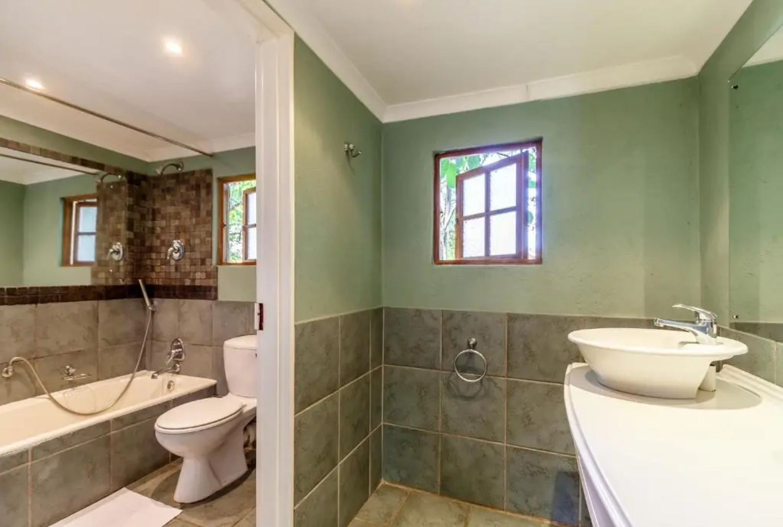 Hotel Numbi and Garden Suites