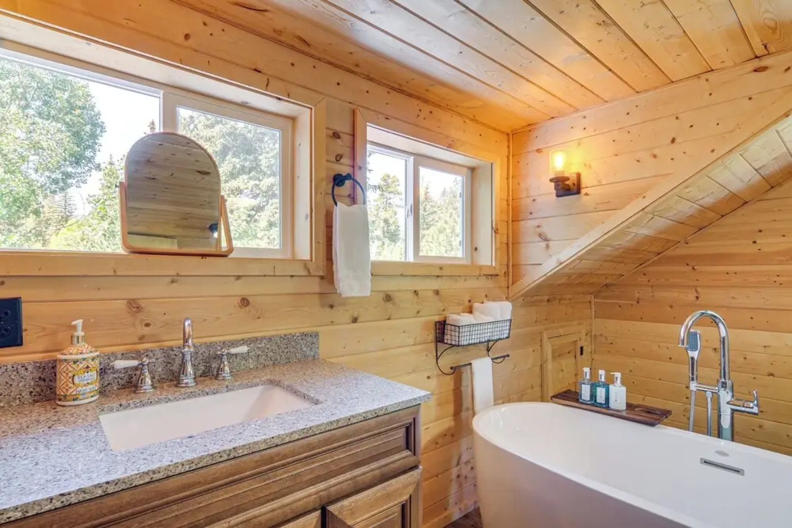 Inviting Utah Cabin w/ Spacious Deck + Fireplace!