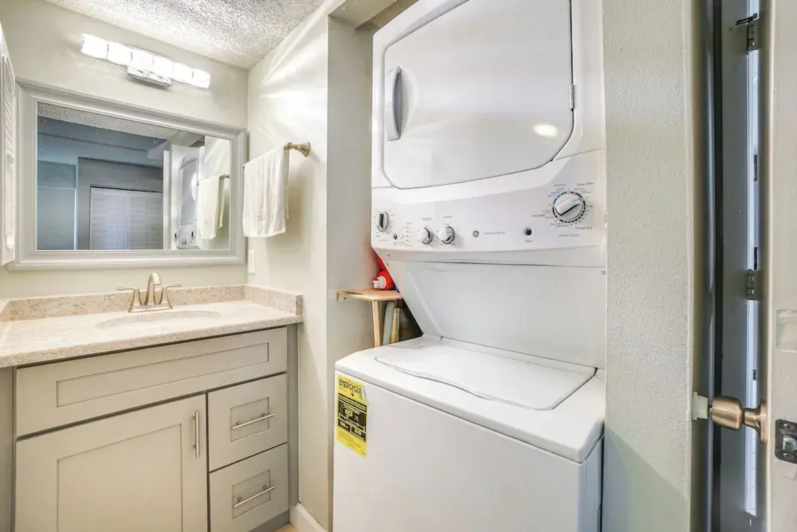 Pool Access & Waterfront Balcony: Hudson Condo!