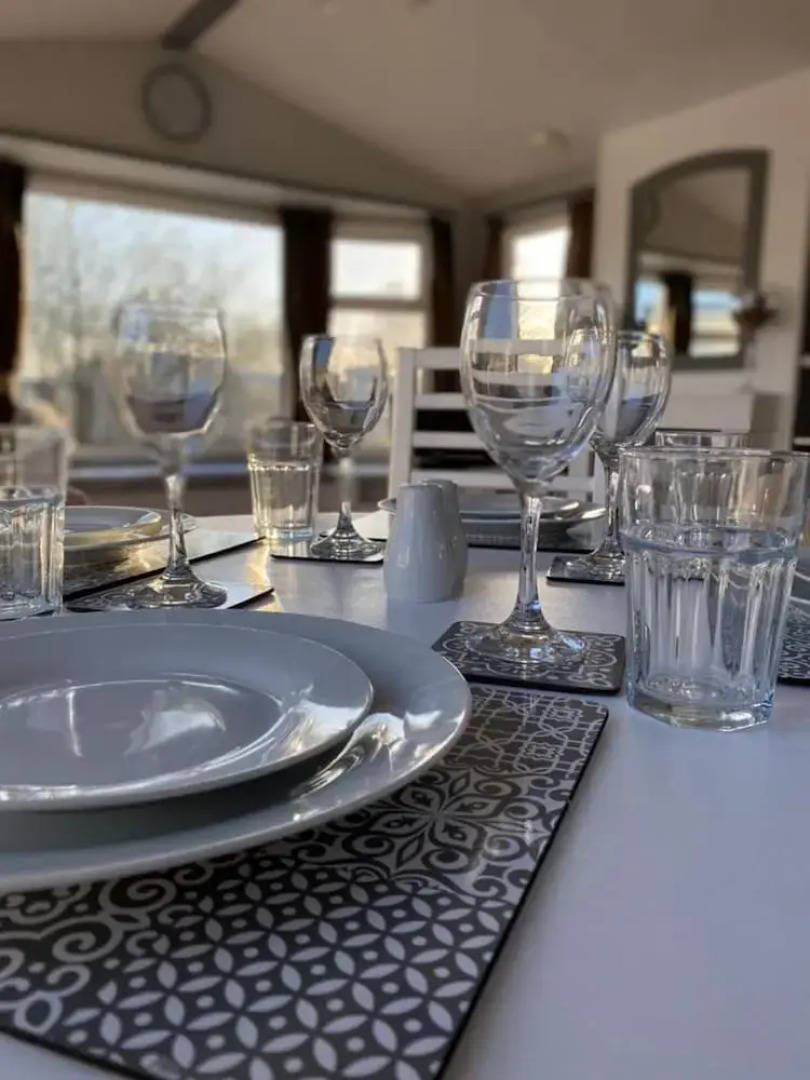 Immaculate 2-bed Static Caravan Near the Lake