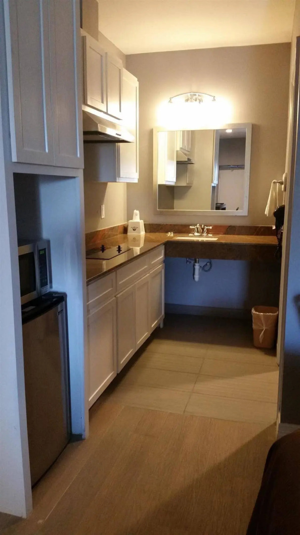 Econo Lodge Inn & Suites