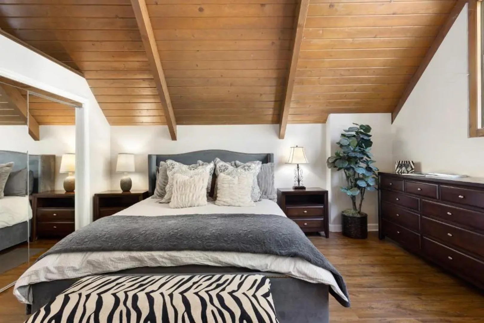 Snowflower Cabin Modern Luxe, 2 Level, 1500 sqft, AC, View, Dogs, Walk to Village