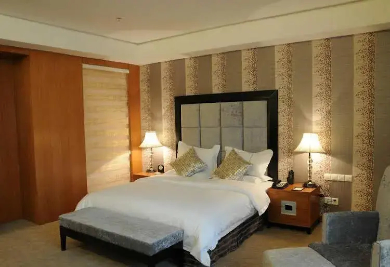 Lvliang Oriental Lily Hotel