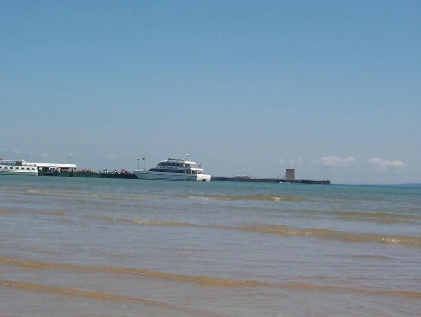 Mackinaw Beach & Bay Inn & Suites