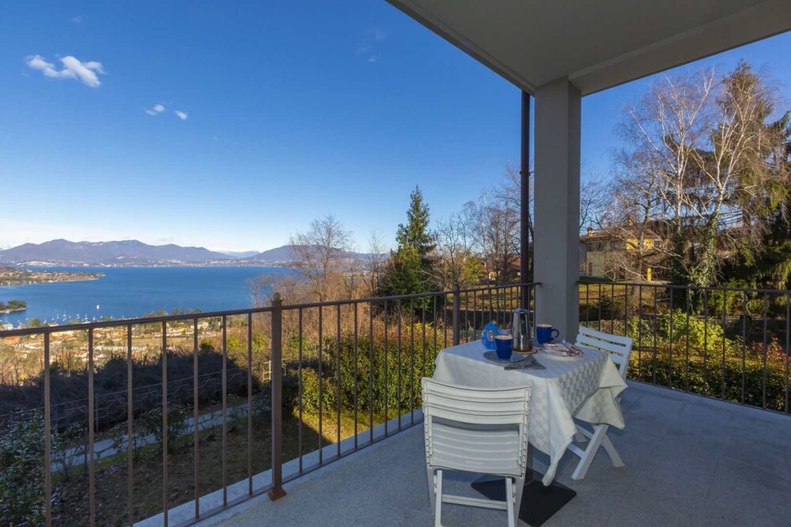 Sole di Meina Pool and Lake View
