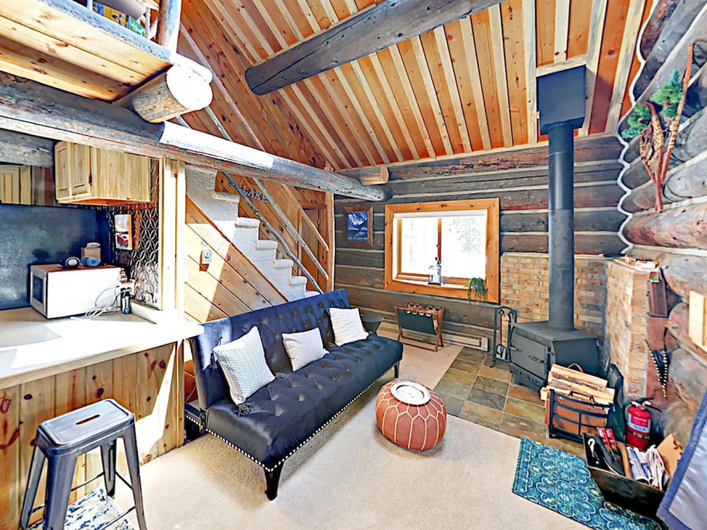 Secluded Mountain-view Log , Near Snow Trails 2 Bedroom Home