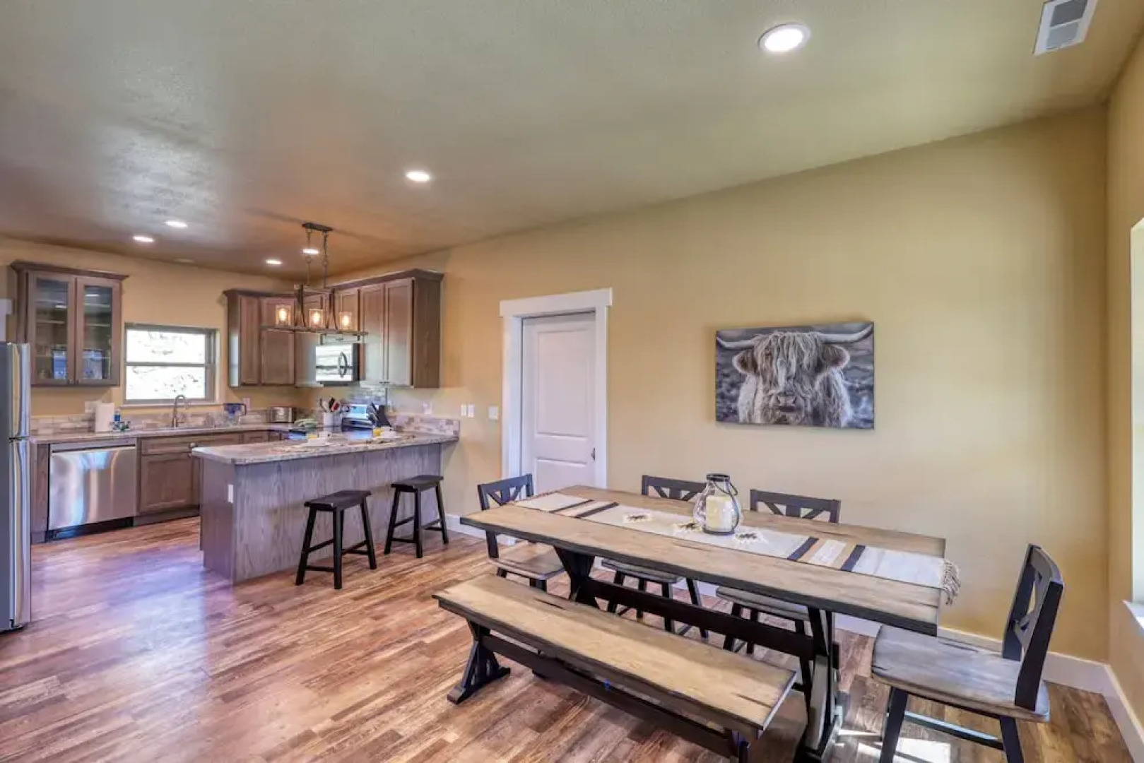 Modern Condo Near BH Attractions-garage Parking