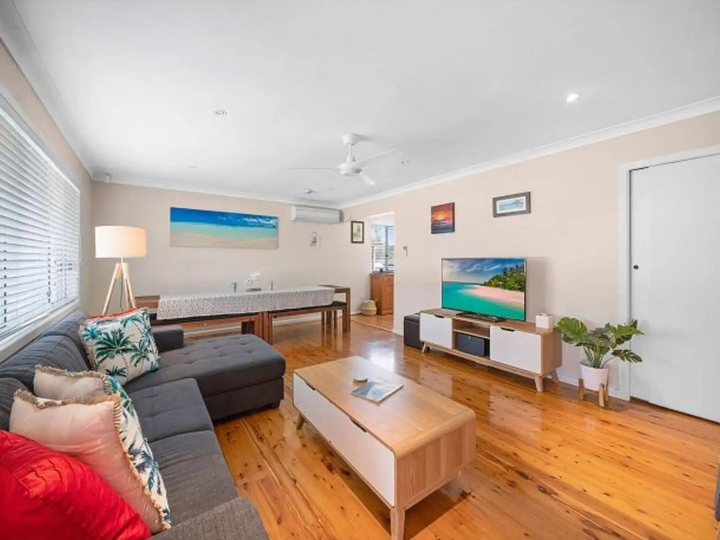 Walk to Everything In Huskisson Central Location and Sleeps 10