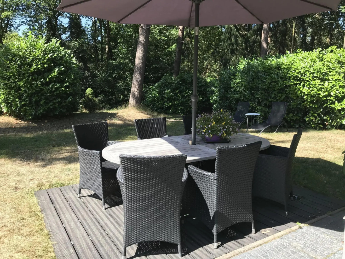 Detached villa with enclosed wooded garden with lawn and bubble bath