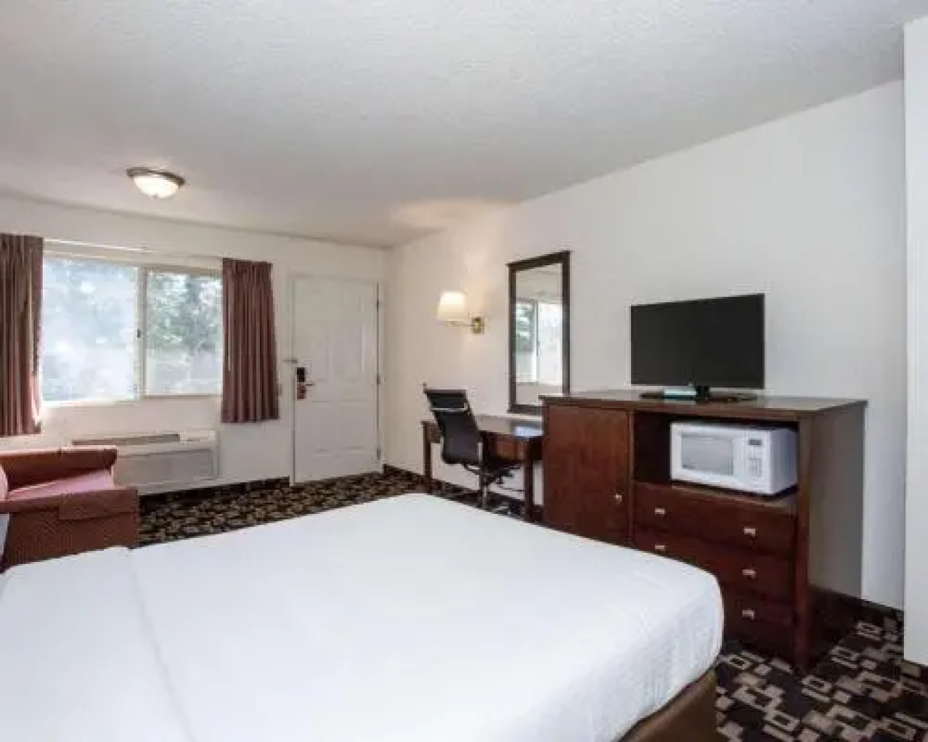 Econo Lodge Inn & Suites