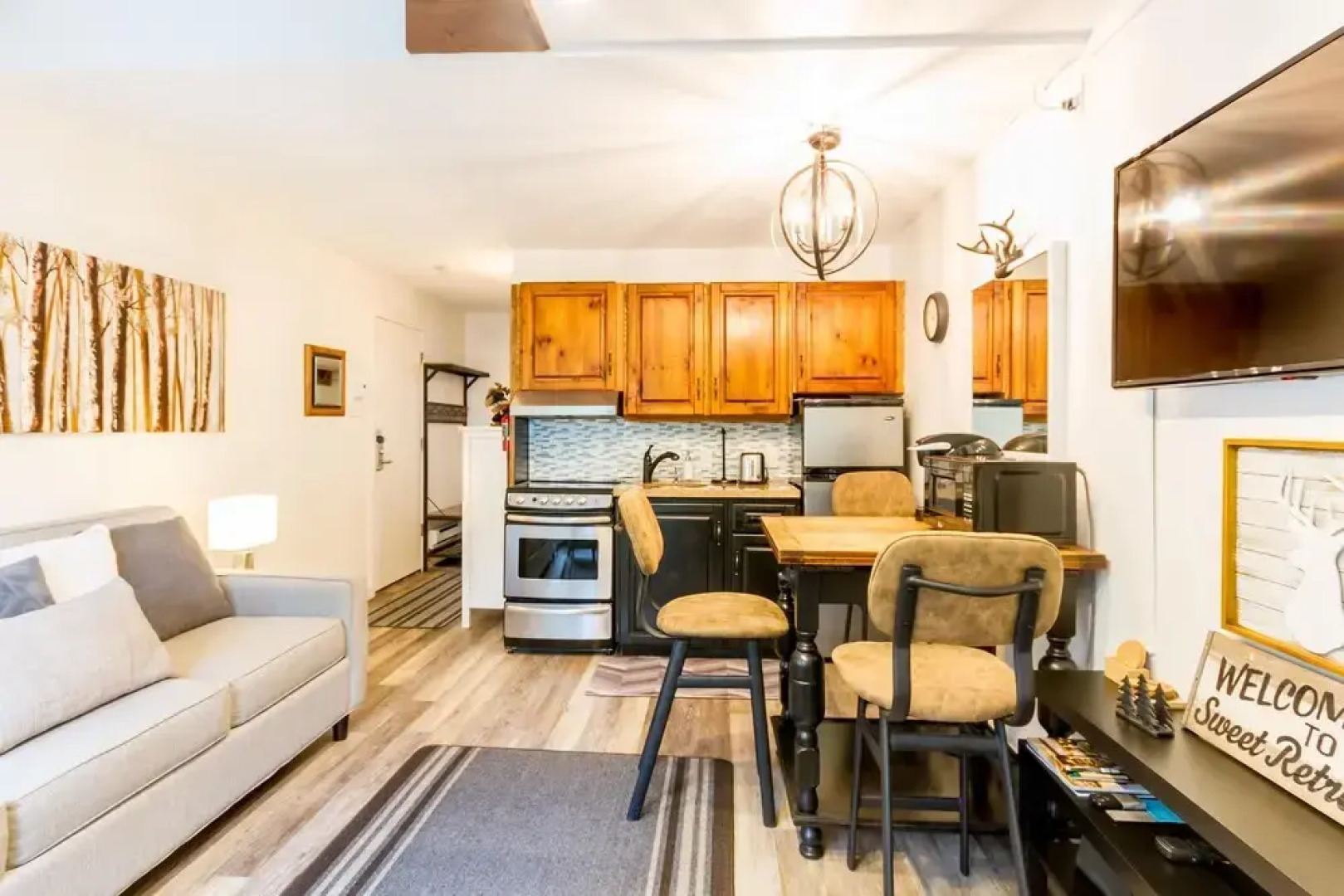 Cute and Cozy, Walk to Gondola Ski in Out