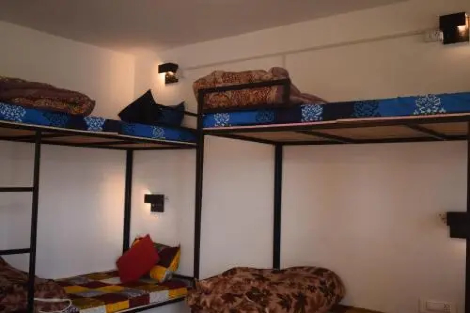 Bro's Backpacker's Fraternity House