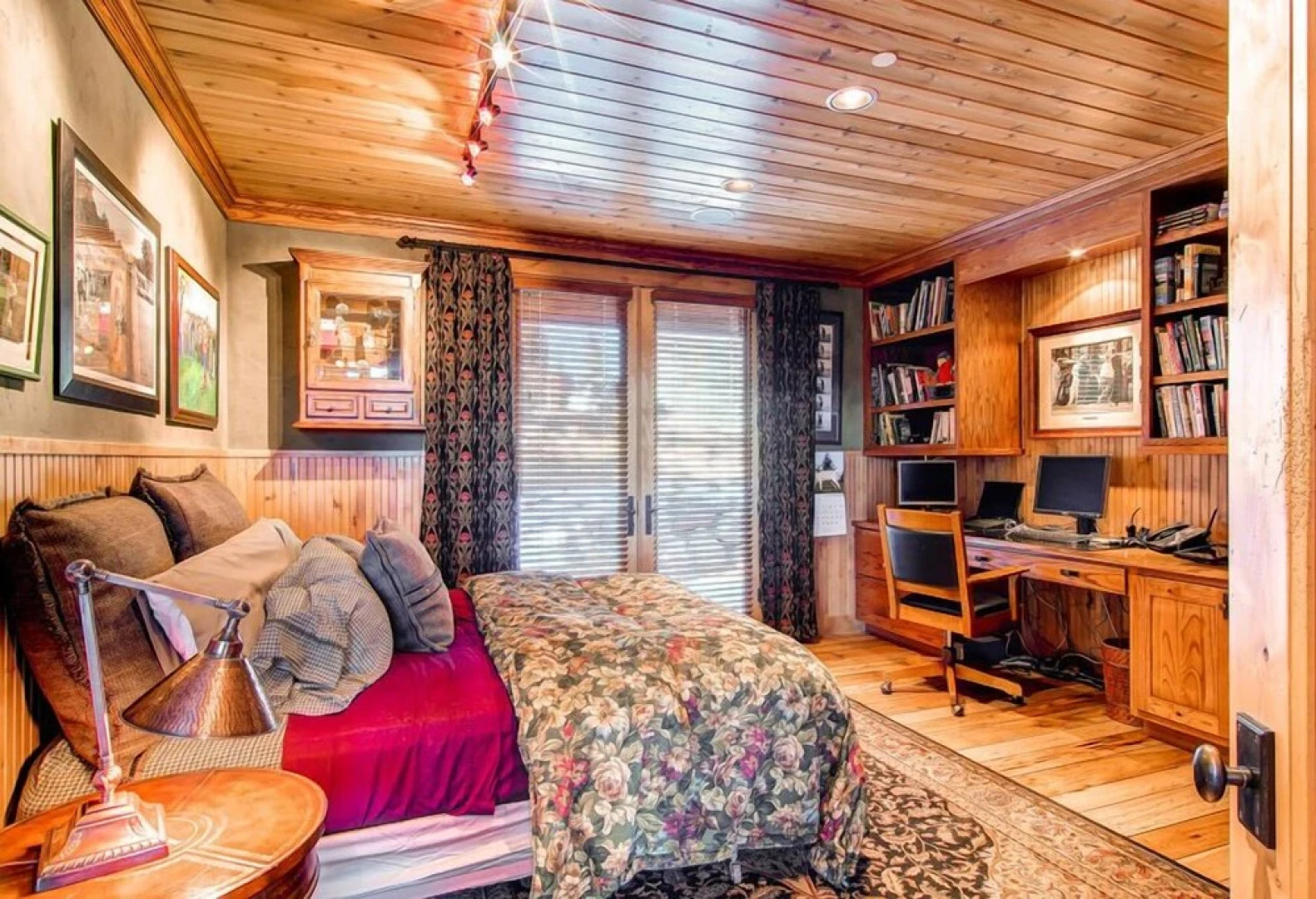 Three Peaks Mountain Lodge 5 Bedroom Home by RedAwning