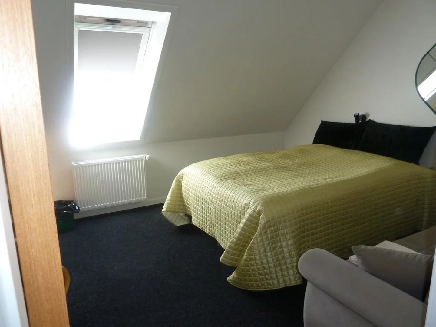 Give Bed & Breakfast