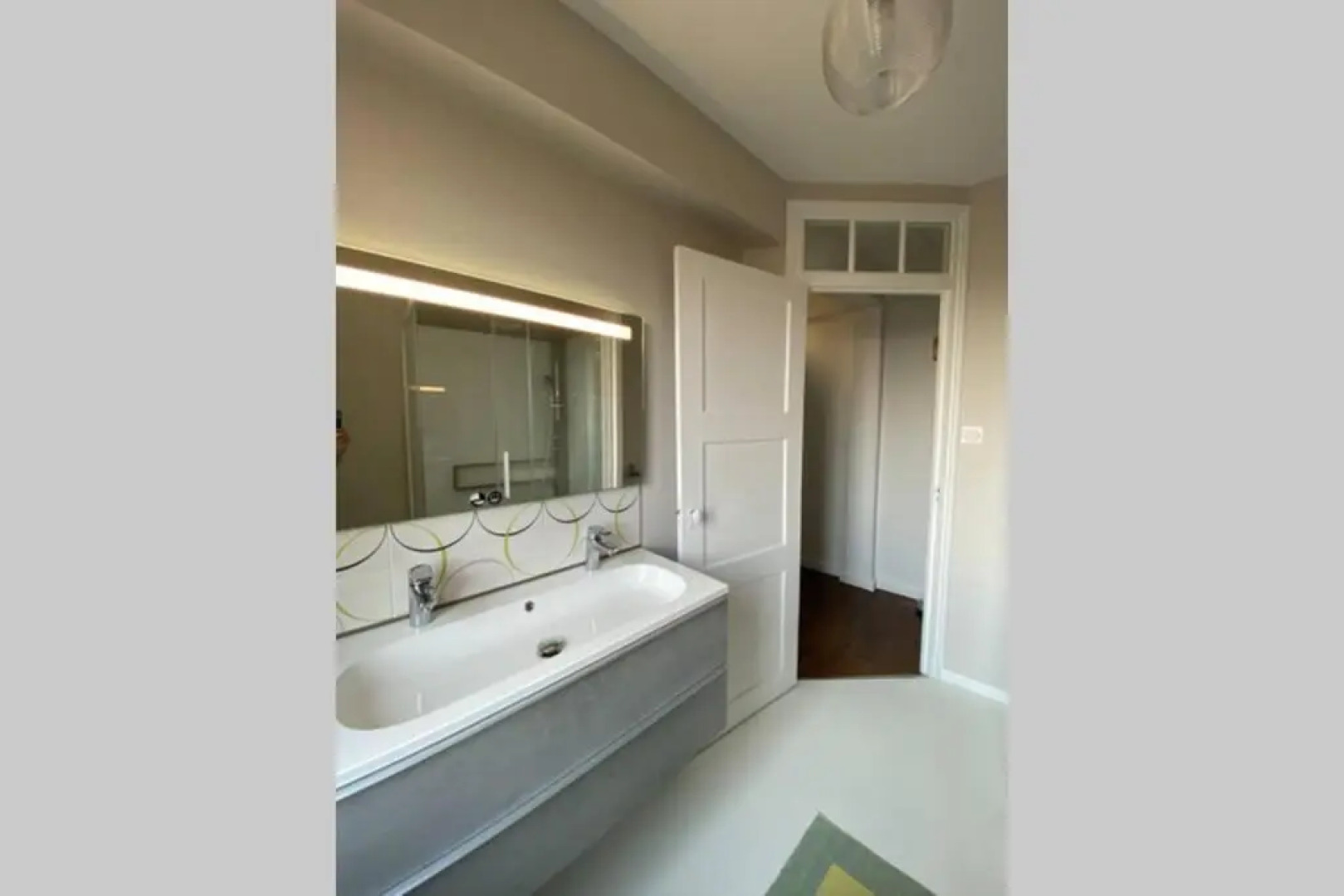 Très bel appartement, lumineux, idéalement situé.