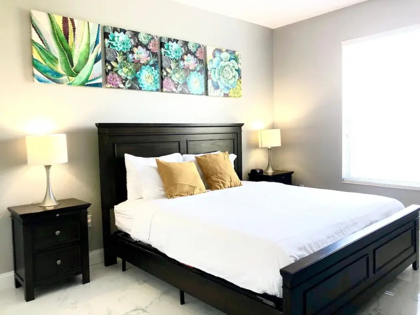 301 - Super Clean & Beautiful. Pools, Gym, Lake