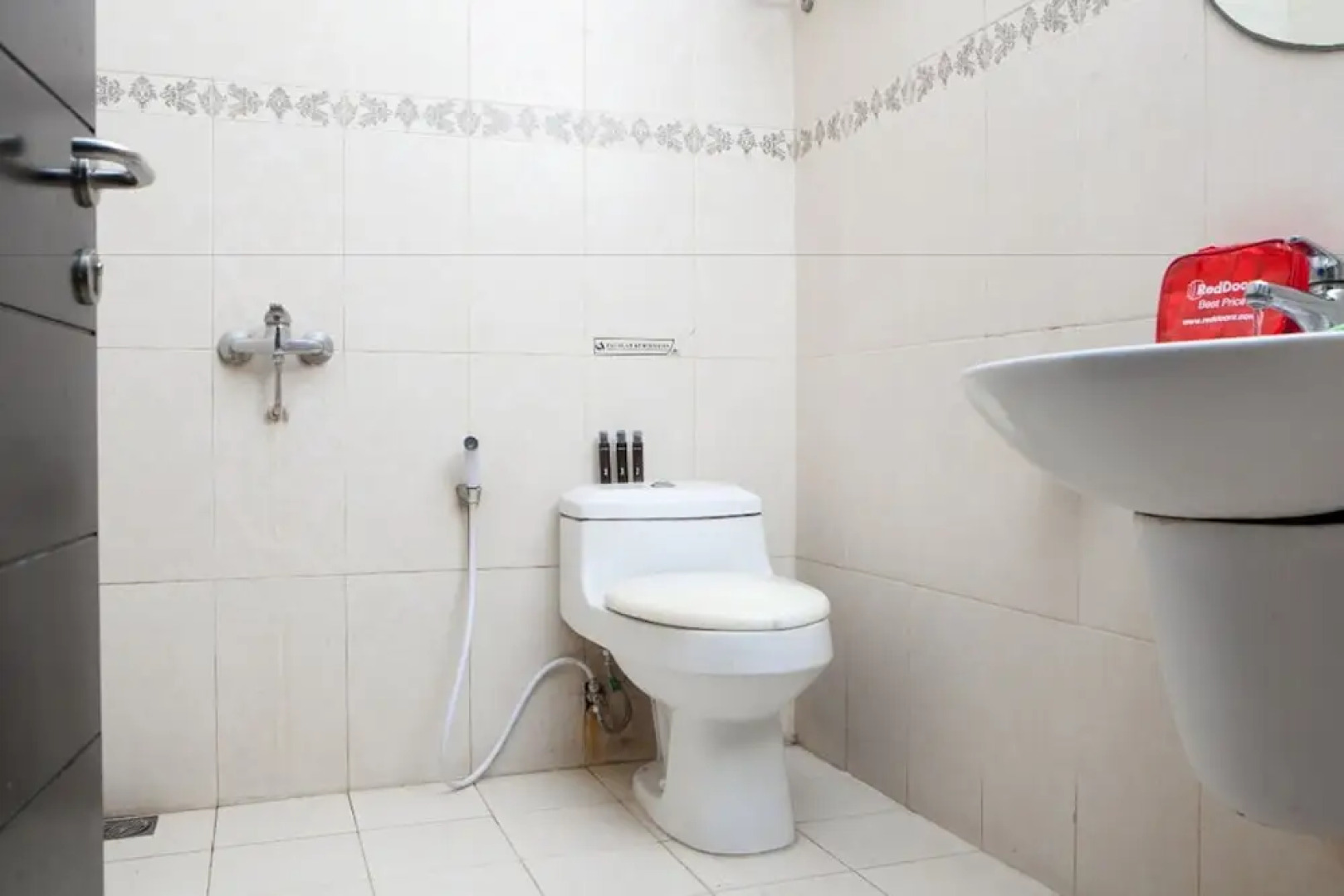 RedDoorz Plus near Floating Market Lembang