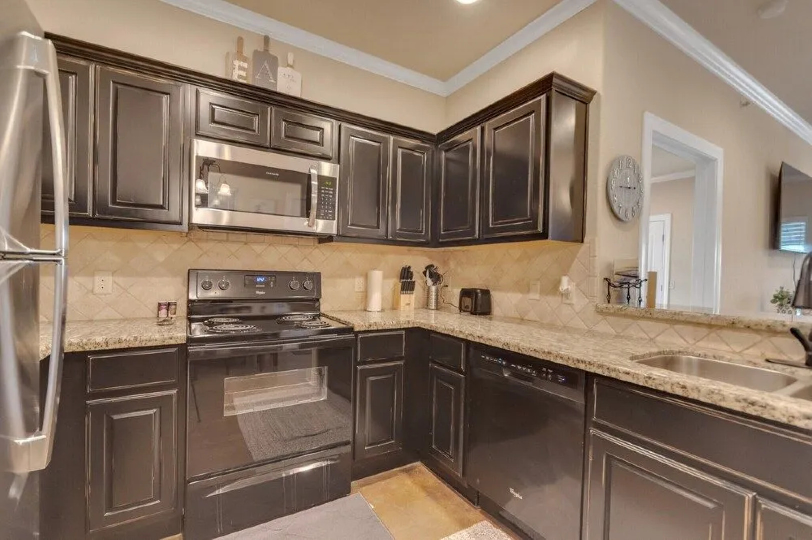 New! Stunning Apartment Just 1 Mile From Kyle!