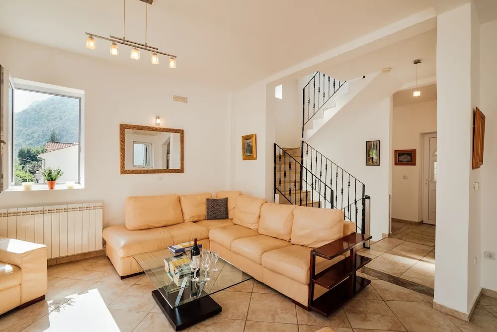 Spacious Family 4BR Seaside House, Fantastic Sea Views, 20 Meters to Beach