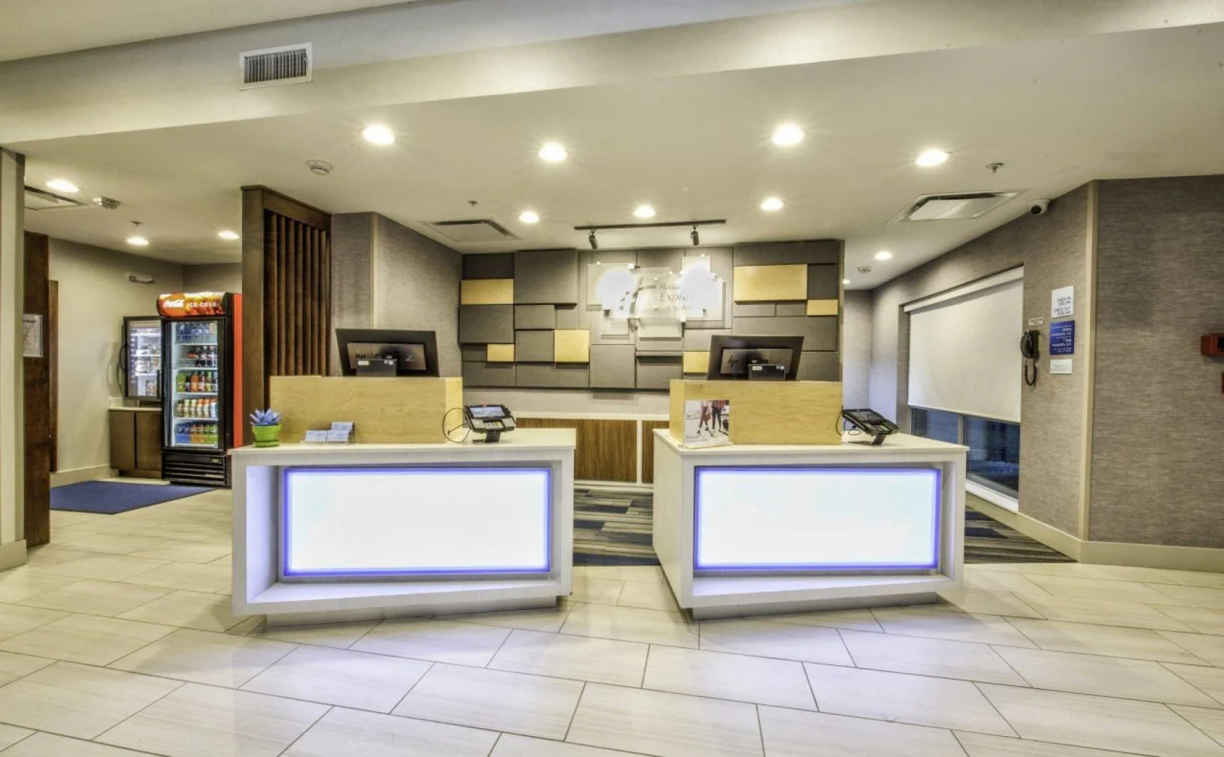 Holiday Inn Express & Suites Dallas NW - Farmers Branch by IHG