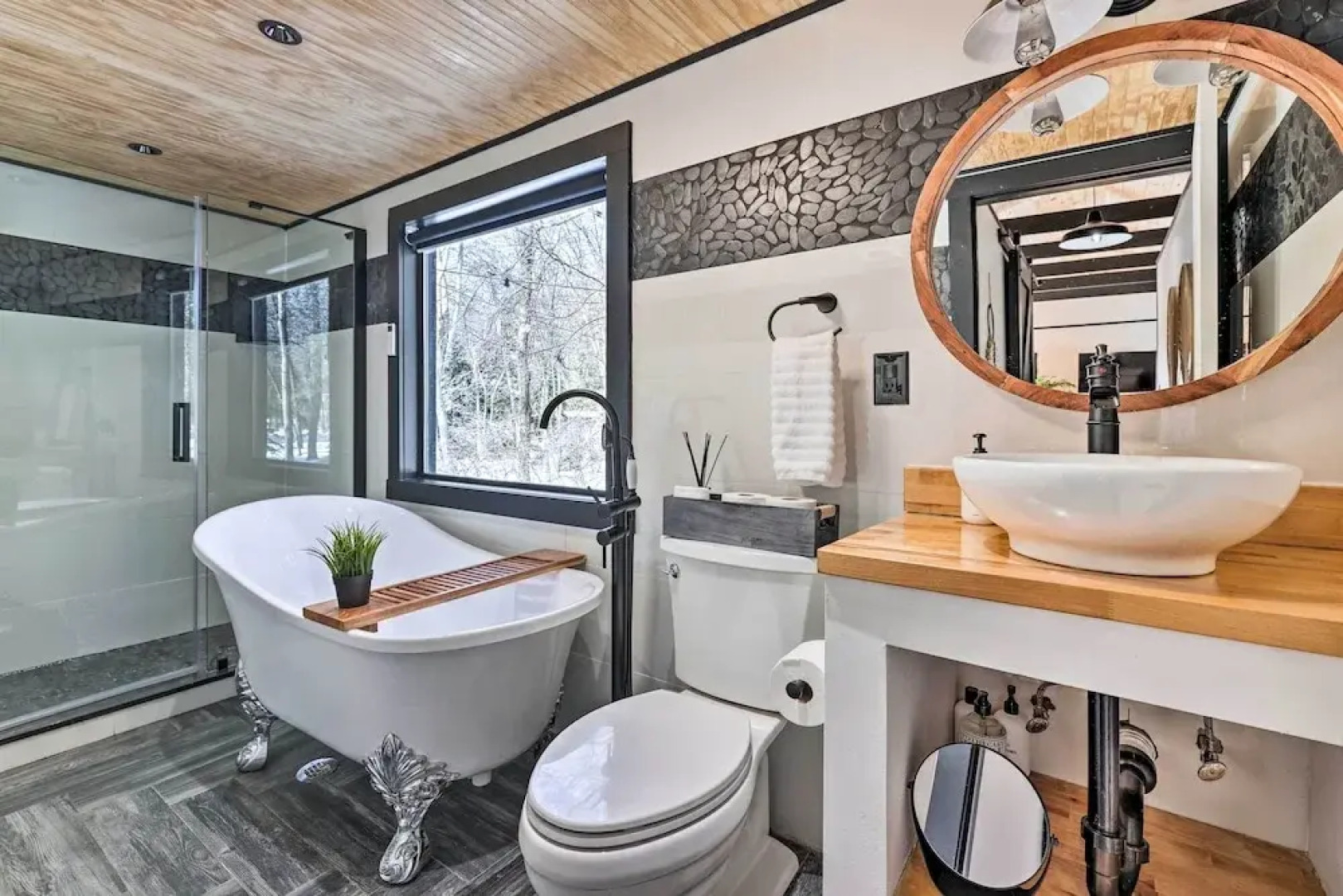 Pocono Lake Cabin w/ Hot Tub & Resort Amenities!