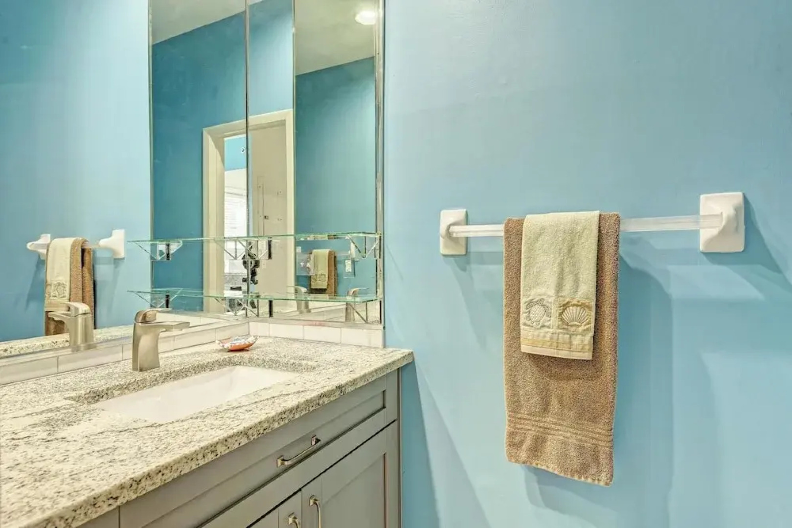 Longboat Key Cedars Beach House-pet Friendly-2 Minute To The Beach