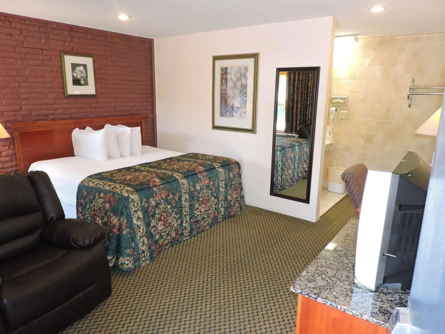 Indian Hills Inn & RV Park