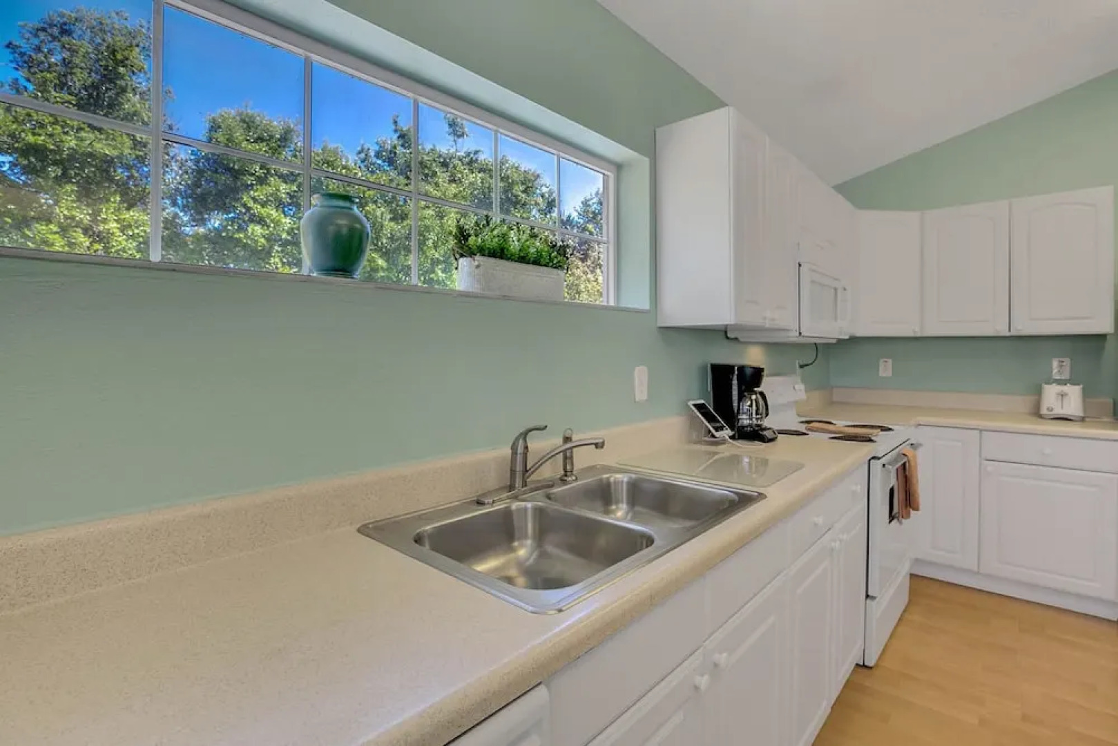 Group-Friendly Tarpon Springs Duplex by RedAwning