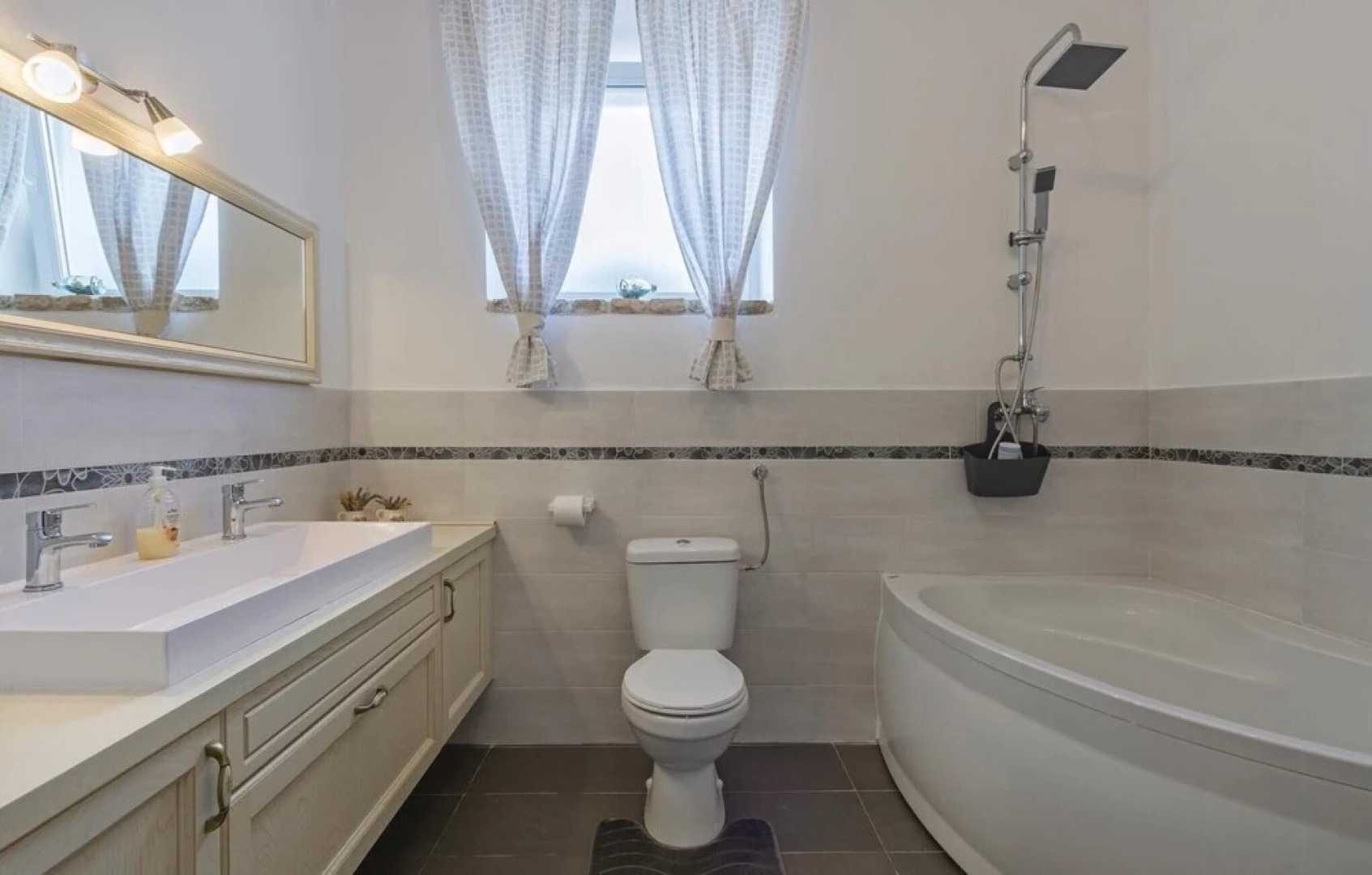 Awesome Home in Peruski With Wifi and 4 Bedrooms