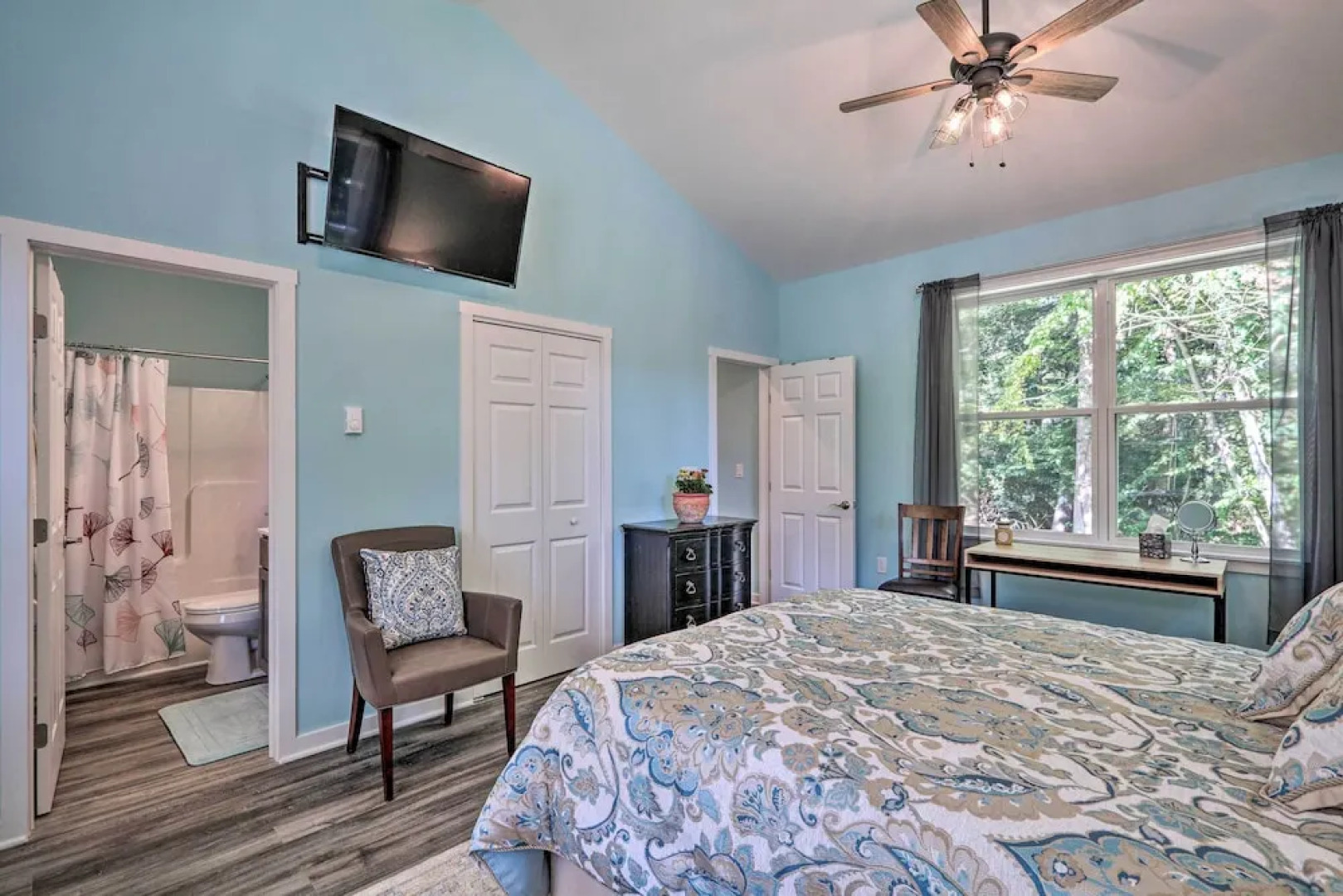 16 Mi to Ski Slopes! Creekside Poconos Cottage