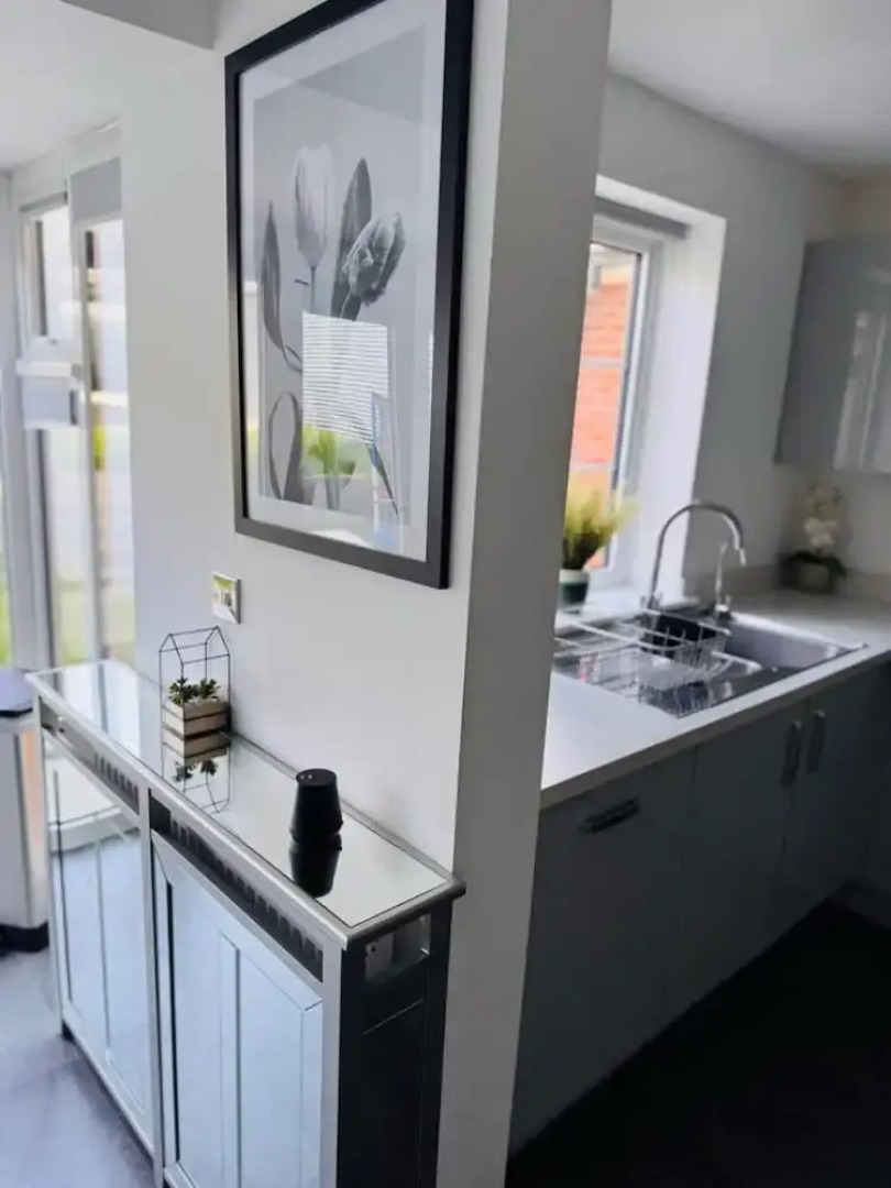 High END Spacious 4 Bed House - Free Parking